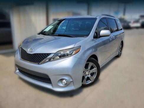 Used 2017 Toyota Sienna SE w/ SE Preferred Package image 2