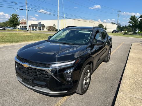 Used 2025 Chevrolet Trax LT w/ LT Convenience Package FWD image 8