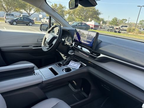 New 2026 Toyota Sienna XLE image 40