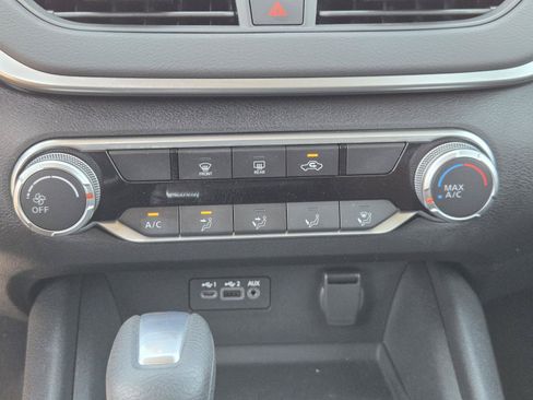 Used 2022 Nissan Altima 2.5 SV FWD image 11