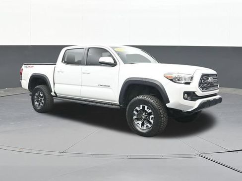 Used 2018 Toyota Tacoma TRD Off-Road AWD/4WD image 18