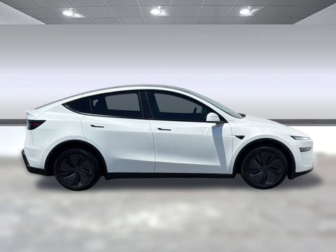 Used 2026 Tesla Model Y AWD image 7