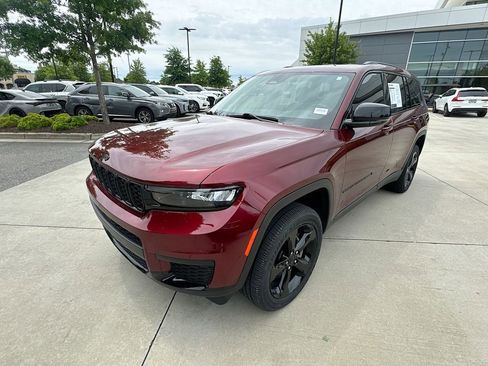 Used 2025 Jeep Grand Cherokee L Laredo RWD image 5