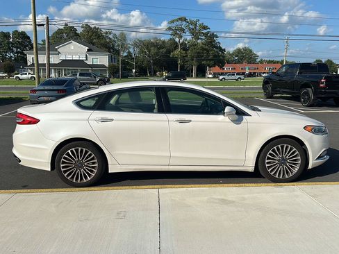 Used 2017 Ford Fusion SE w/ Fusion SE Technology Package FWD image 4