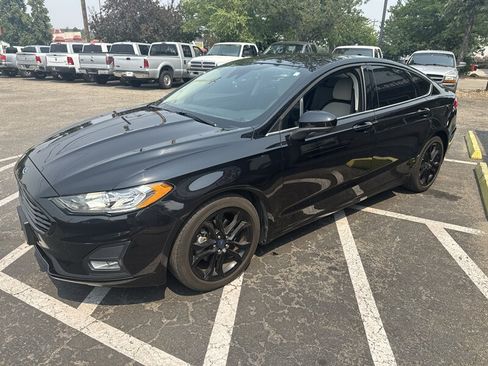 Used 2019 Ford Fusion SE w/ Equipment Group 151A FWD image 2