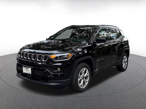 Used 2025 Jeep Compass Latitude AWD/4WD image 3
