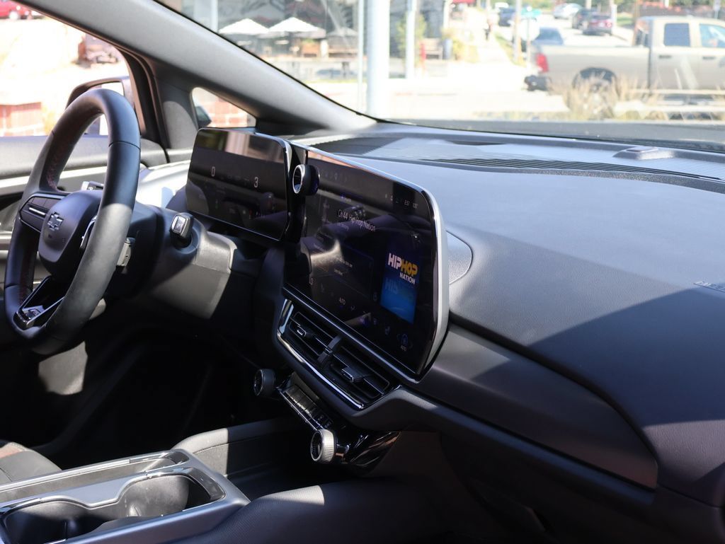 Certified 2024 Chevrolet Equinox EV RS FWD image 10