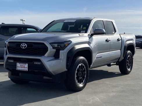 Certified 2025 Toyota Tacoma TRD Off-Road image 6