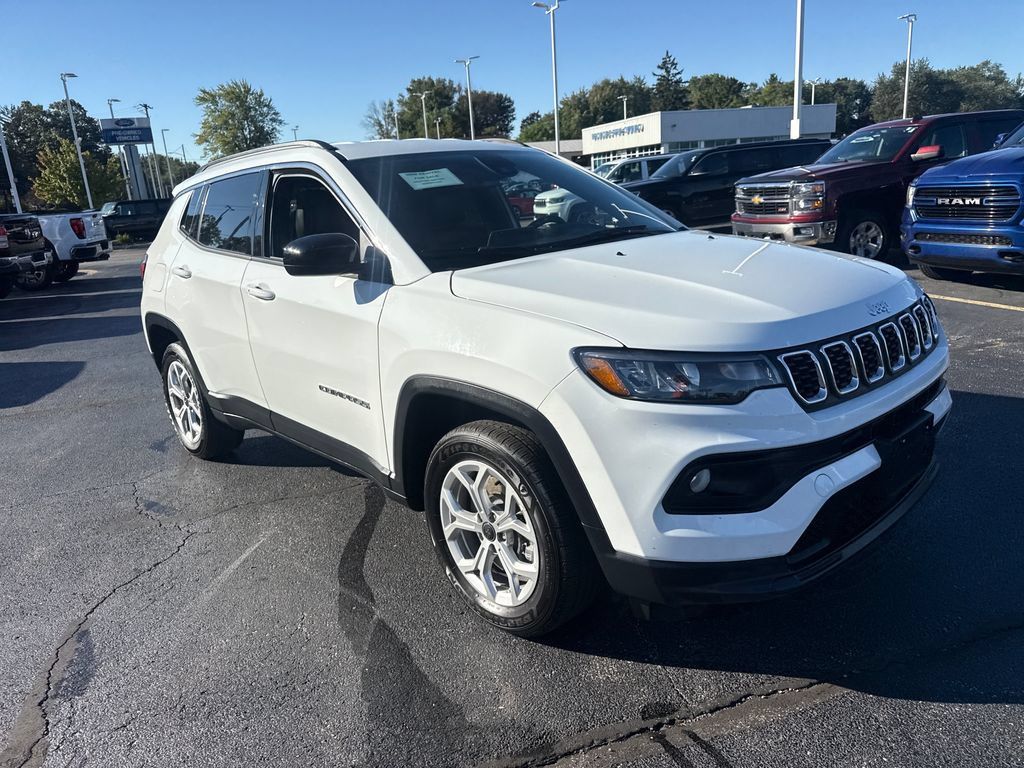 Used 2025 Jeep Compass Latitude AWD/4WD image 4