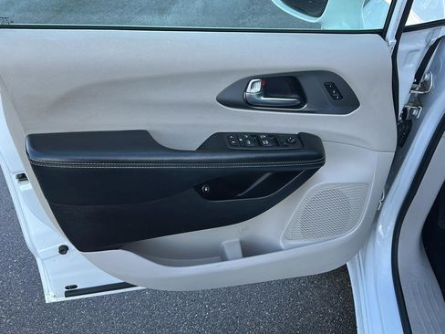 Used 2022 Chrysler Pacifica Touring-L image 14