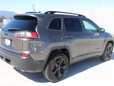 Used 2019 Jeep Cherokee Latitude Plus AWD/4WD image 3
