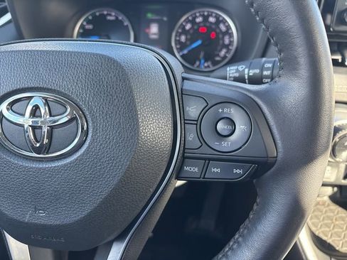 Used 2022 Toyota RAV4 XLE Premium image 25
