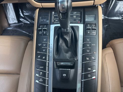 Used 2021 Porsche Macan image 32