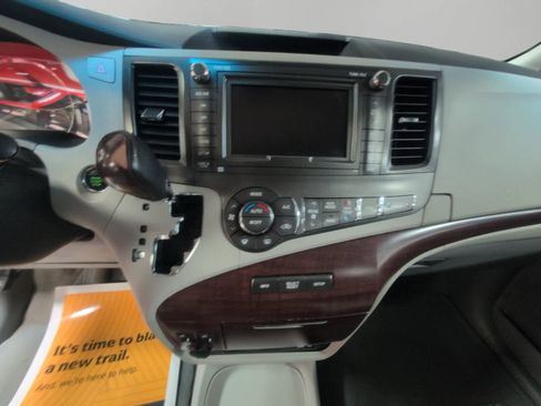 Used 2011 Toyota Sienna Limited image 12
