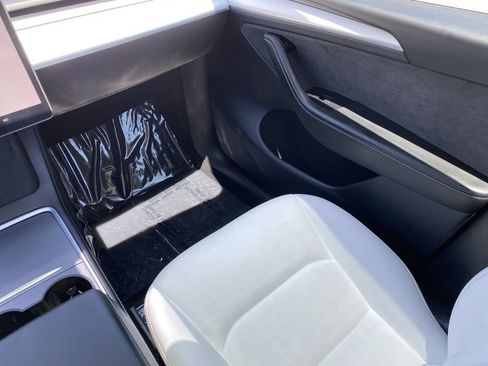 Used 2024 Tesla Model Y Long Range AWD/4WD image 18