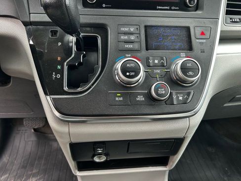 Used 2018 Toyota Sienna LE FWD image 22