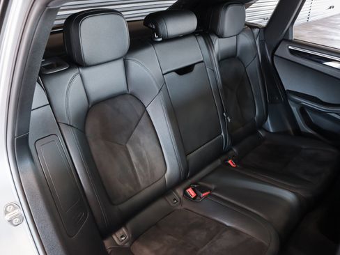 Certified 2019 Porsche Macan image 6