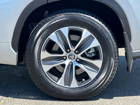 Used 2023 Toyota Highlander XLE image 32
