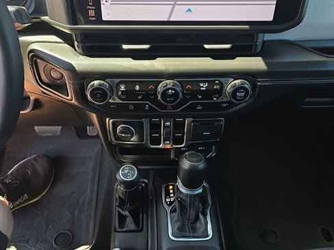 Used 2024 Jeep Wrangler Unlimited Sahara w/ Technology Group AWD/4WD image 15