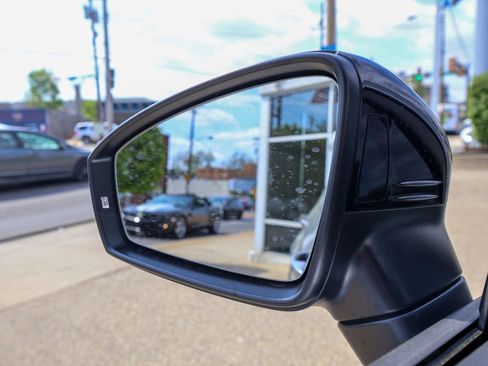 Used 2023 Volkswagen Tiguan SE R-Line image 32