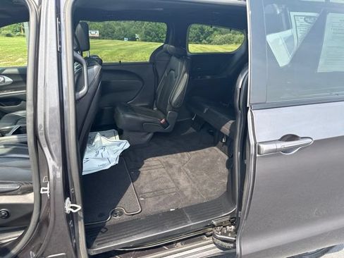 Used 2022 Chrysler Pacifica Touring-L w/ Uconnect Theater Family Group AWD/4WD image 40
