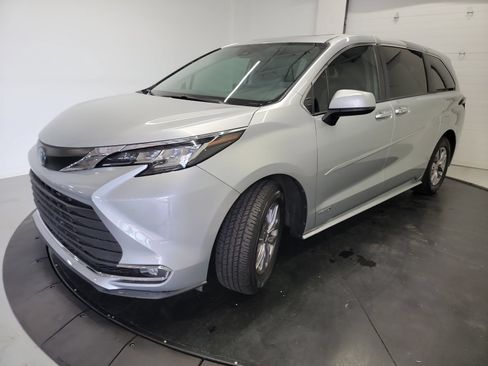 Used 2021 Toyota Sienna XLE FWD image 3