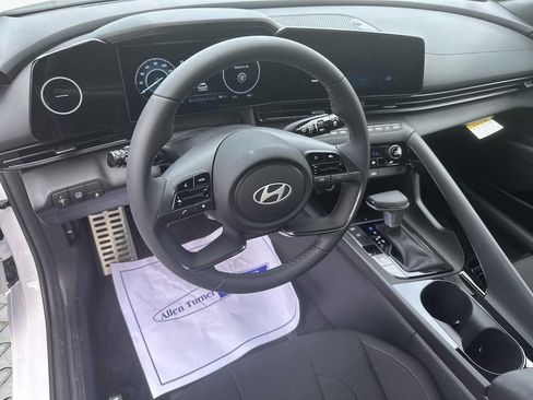 New 2025 Hyundai Elantra SEL FWD image 12