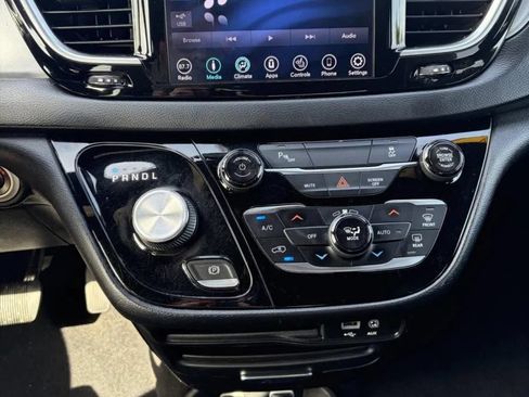 Used 2019 Chrysler Pacifica Touring-L w/ S Appearance Package FWD image 23