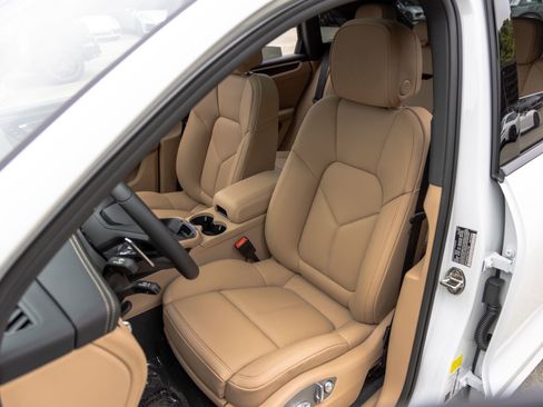 New 2026 Porsche Macan Turbo AWD/4WD image 5