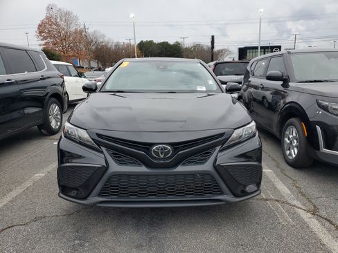 Used 2023 Toyota Camry SE image 2