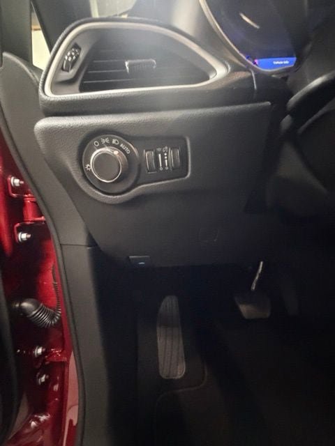 New 2027 Chrysler Pacifica Select AWD/4WD image 23