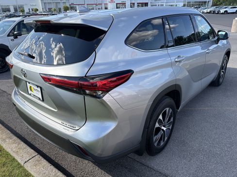 Used 2022 Toyota Highlander XLE AWD/4WD image 5