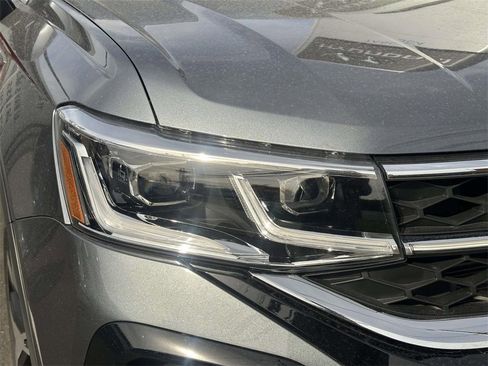 Used 2022 Volkswagen Taos SEL w/ Panoramic Sunroof Package image 9