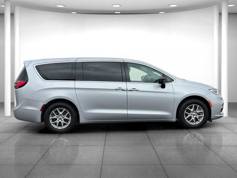Used 2024 Chrysler Pacifica Touring-L image 8