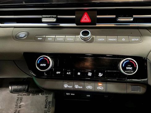 Used 2024 Hyundai Elantra SEL image 15