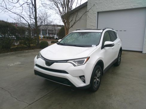 Used 2018 Toyota RAV4 XLE image 6