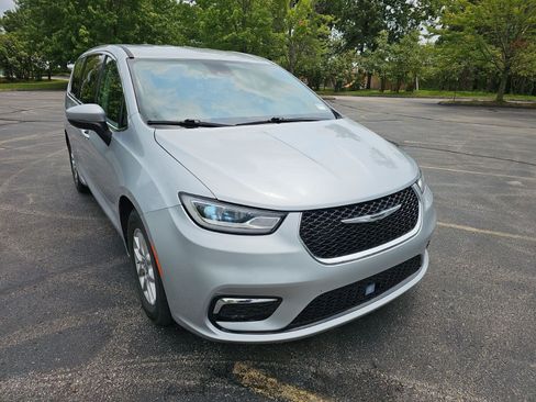 Used 2023 Chrysler Pacifica Touring-L FWD image 8