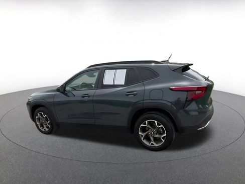 Used 2025 Chevrolet Trax LT w/ LT Convenience Package FWD image 10