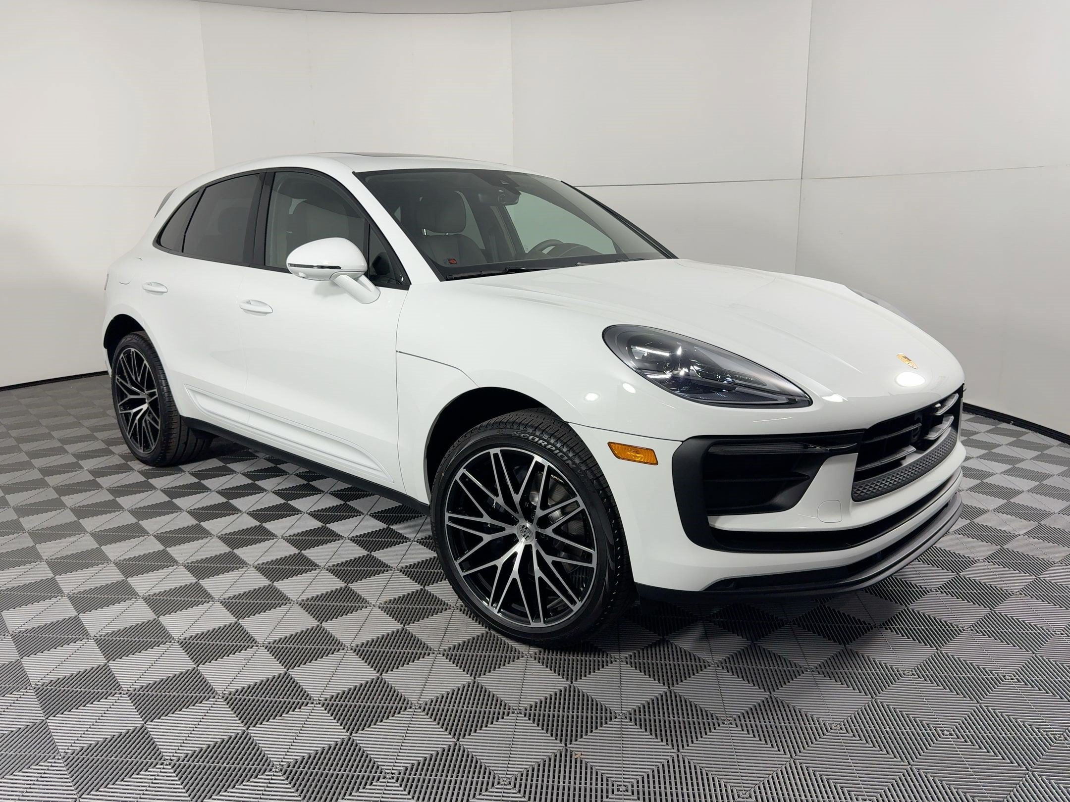 Certified 2026 Porsche Macan AWD/4WD image 7