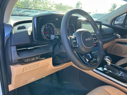 Used 2023 Kia Carnival EX image 10