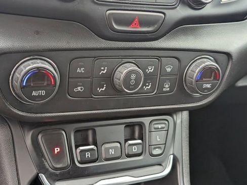 Used 2021 GMC Terrain SLT w/ Elevation Edition image 17