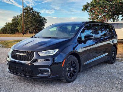 Used 2025 Chrysler Pacifica Select