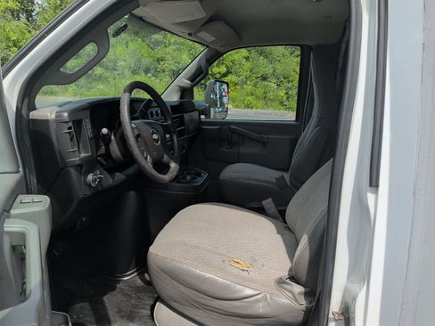 Used 2016 Chevrolet Express 4500 RWD image 9