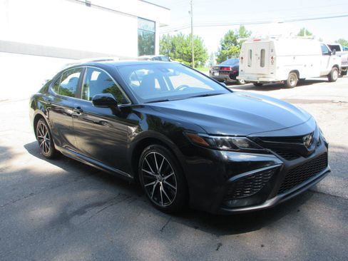 Used 2023 Toyota Camry SE FWD image 3