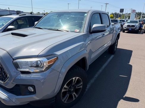Used 2018 Toyota Tacoma TRD Sport w/ Technology Package AWD/4WD image 2