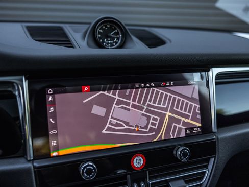 Certified 2025 Porsche Macan image 14