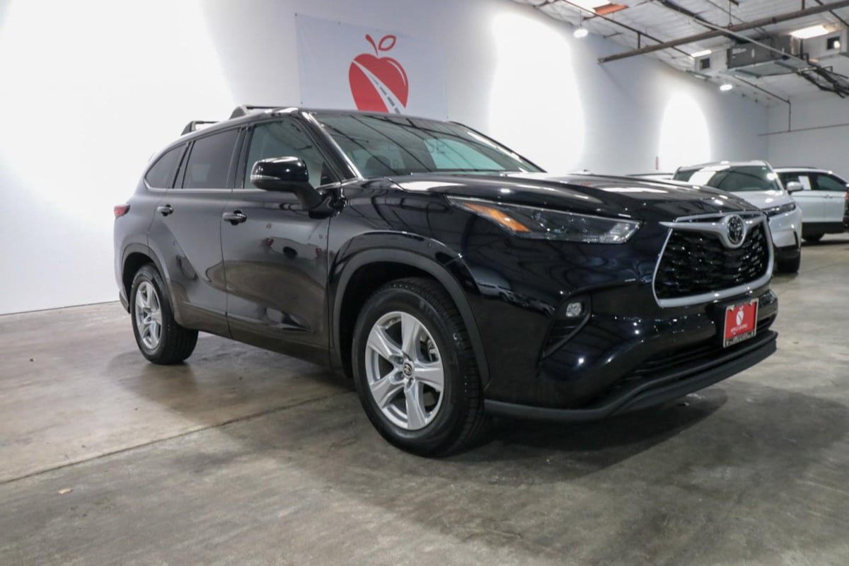 Used 2022 Toyota Highlander LE FWD image 2