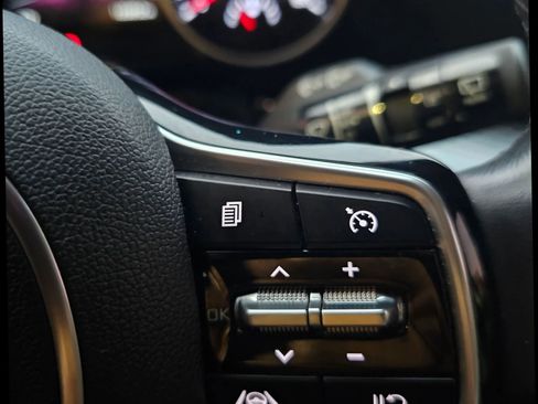 Used 2022 Kia Carnival LX image 13