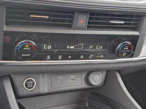 Used 2023 Nissan Rogue SV image 17