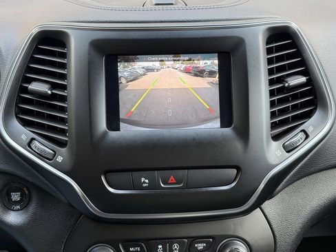 Used 2019 Jeep Cherokee Latitude Plus w/ Comfort/Convenience Group image 34